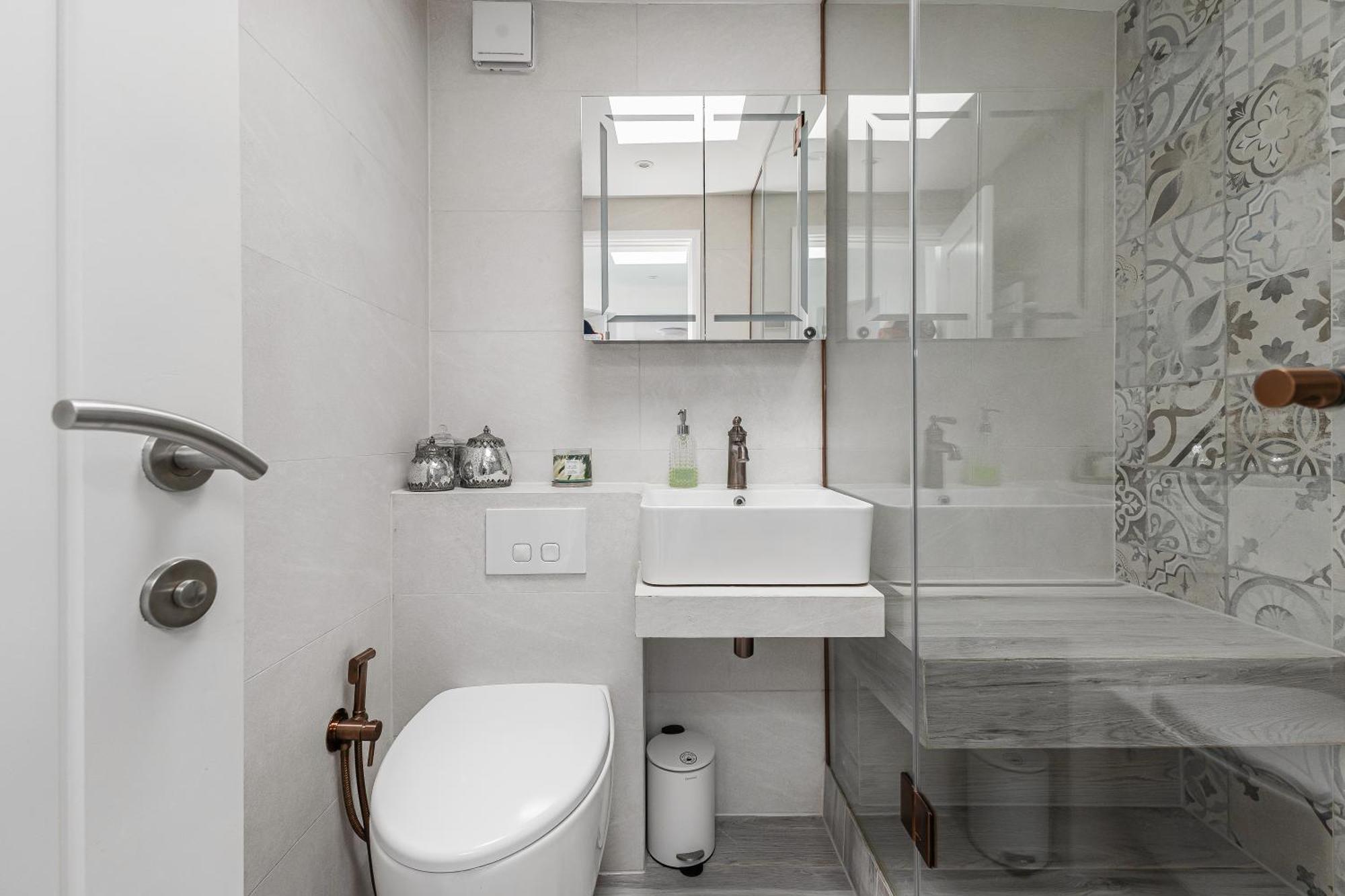 New! Modern 1-br House With Patio & Hottub , Chiswick Appartamento