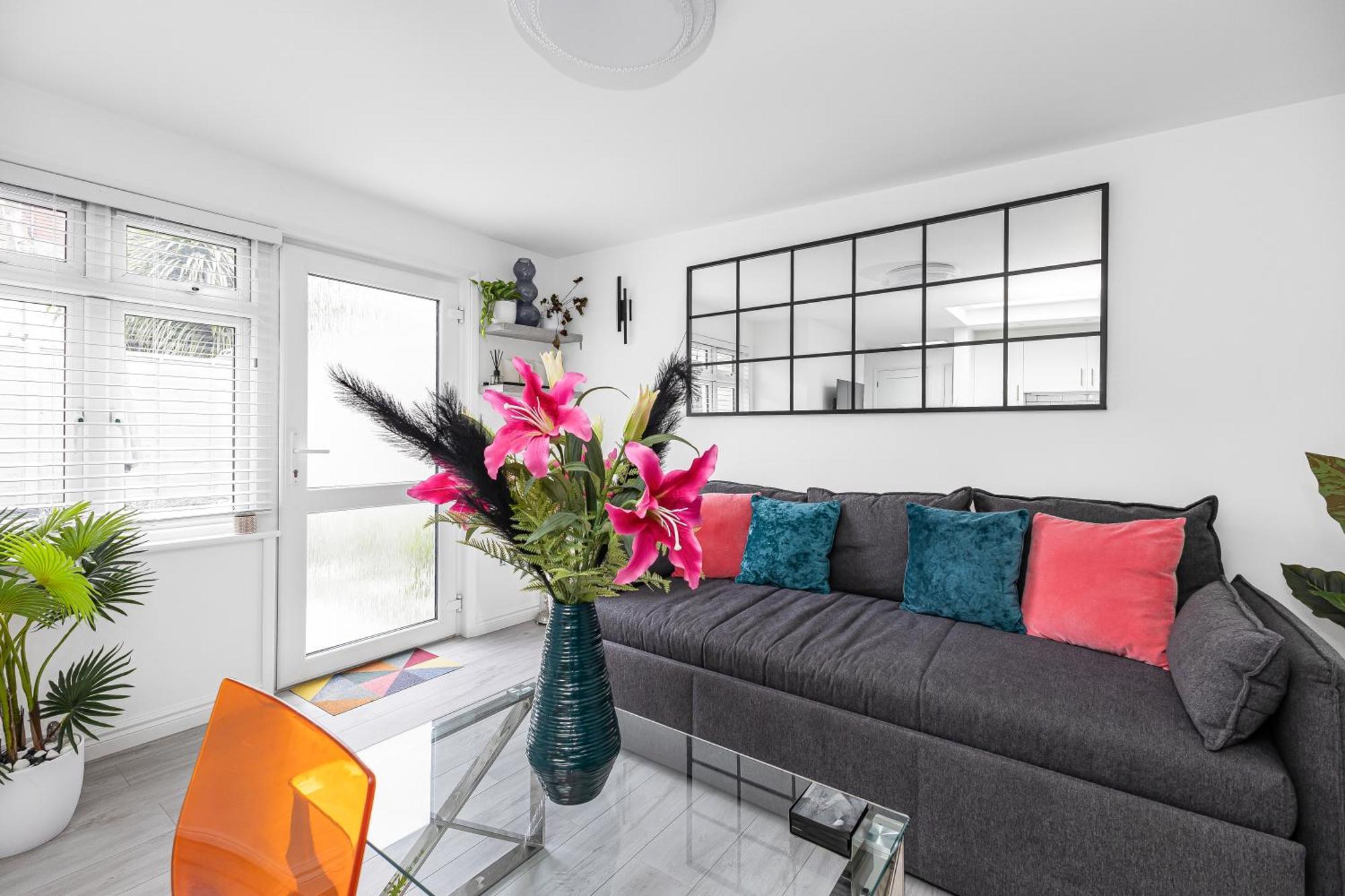 New! Modern 1-br House With Patio & Hottub , Chiswick Londra