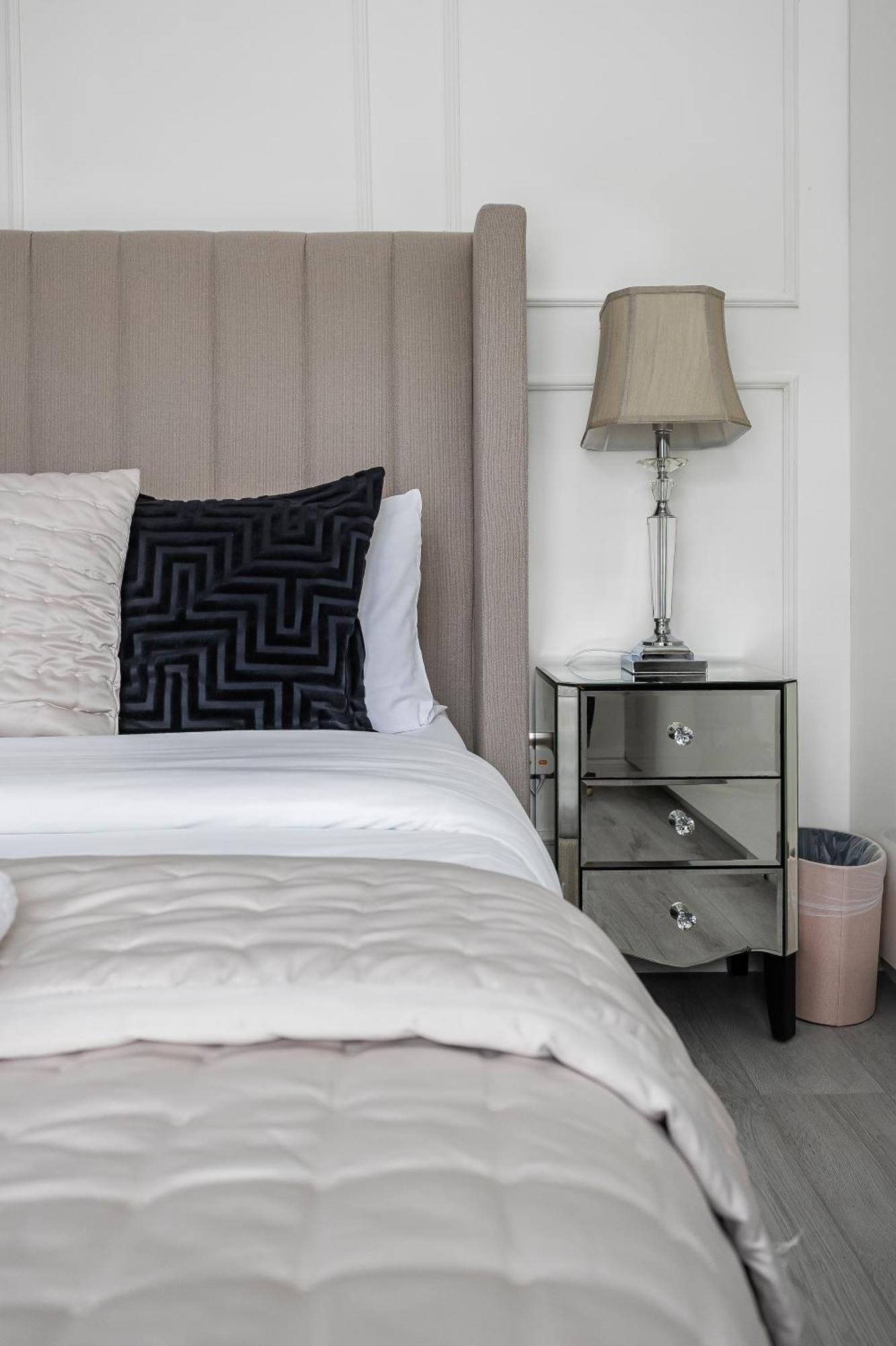New! Modern 1-br House With Patio & Hottub , Chiswick * Londra