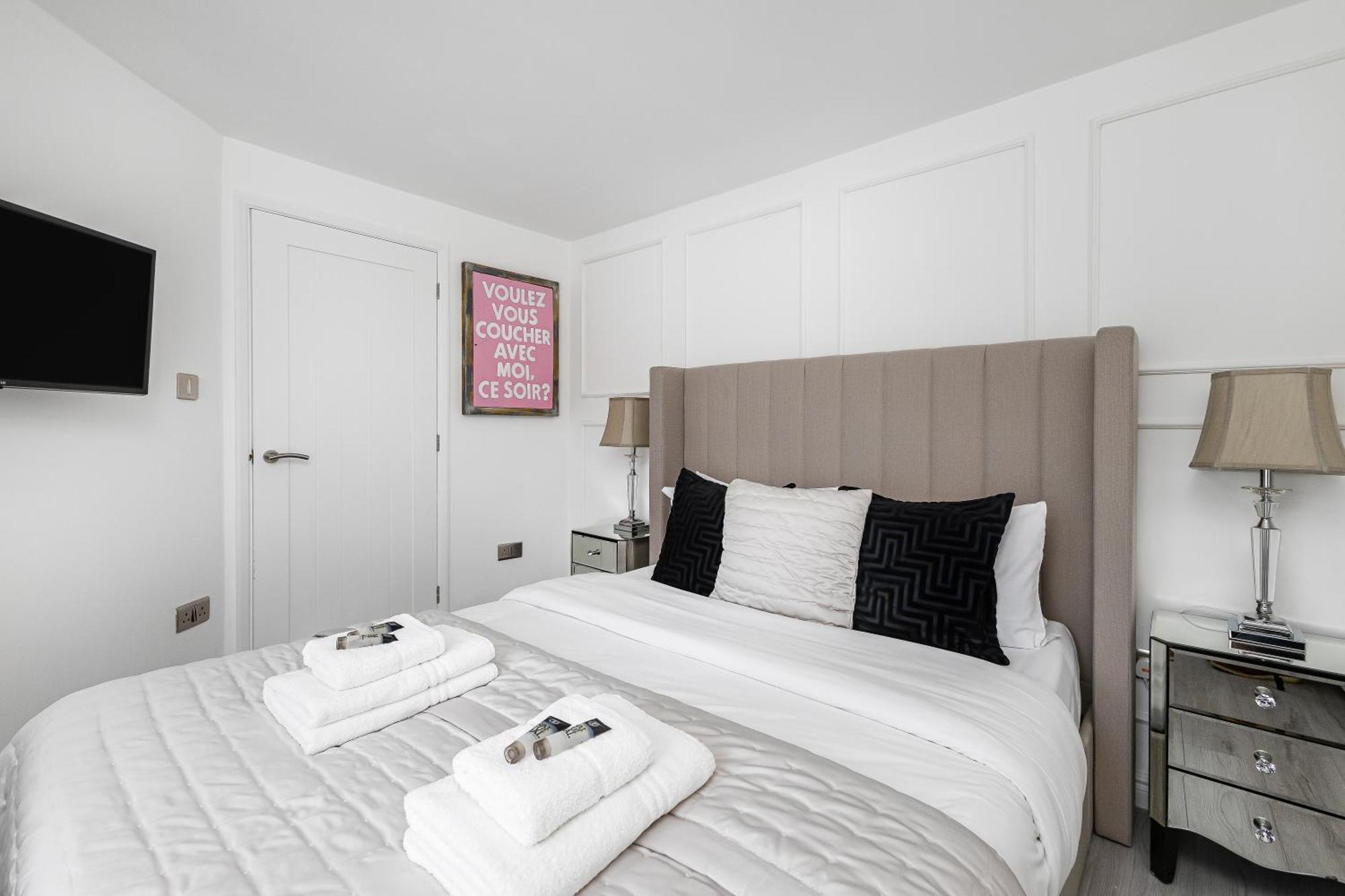 New! Modern 1-br House With Patio & Hottub , Chiswick Appartamento *