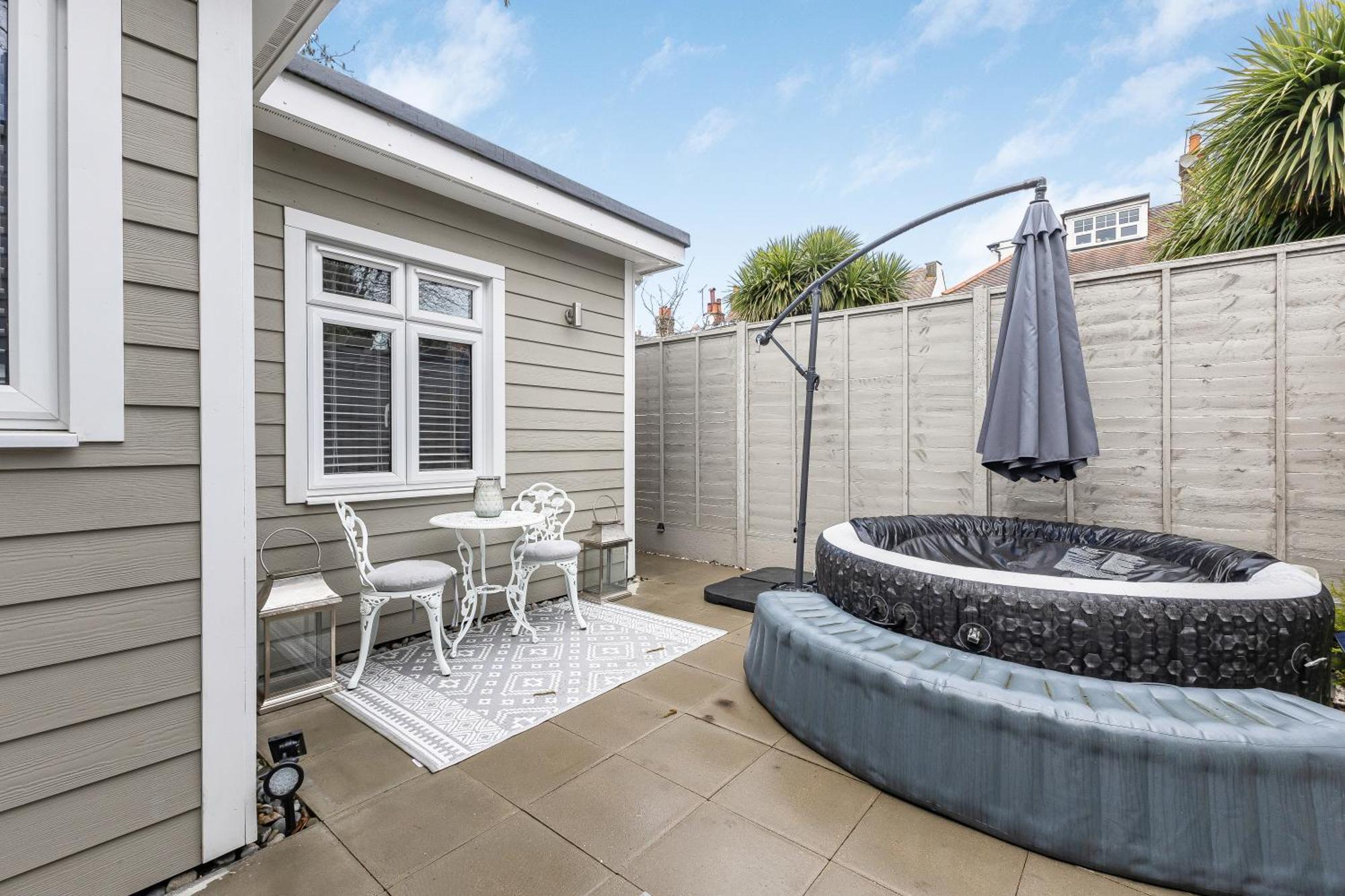 New! Modern 1-br House With Patio & Hottub , Chiswick Appartamento Londra
