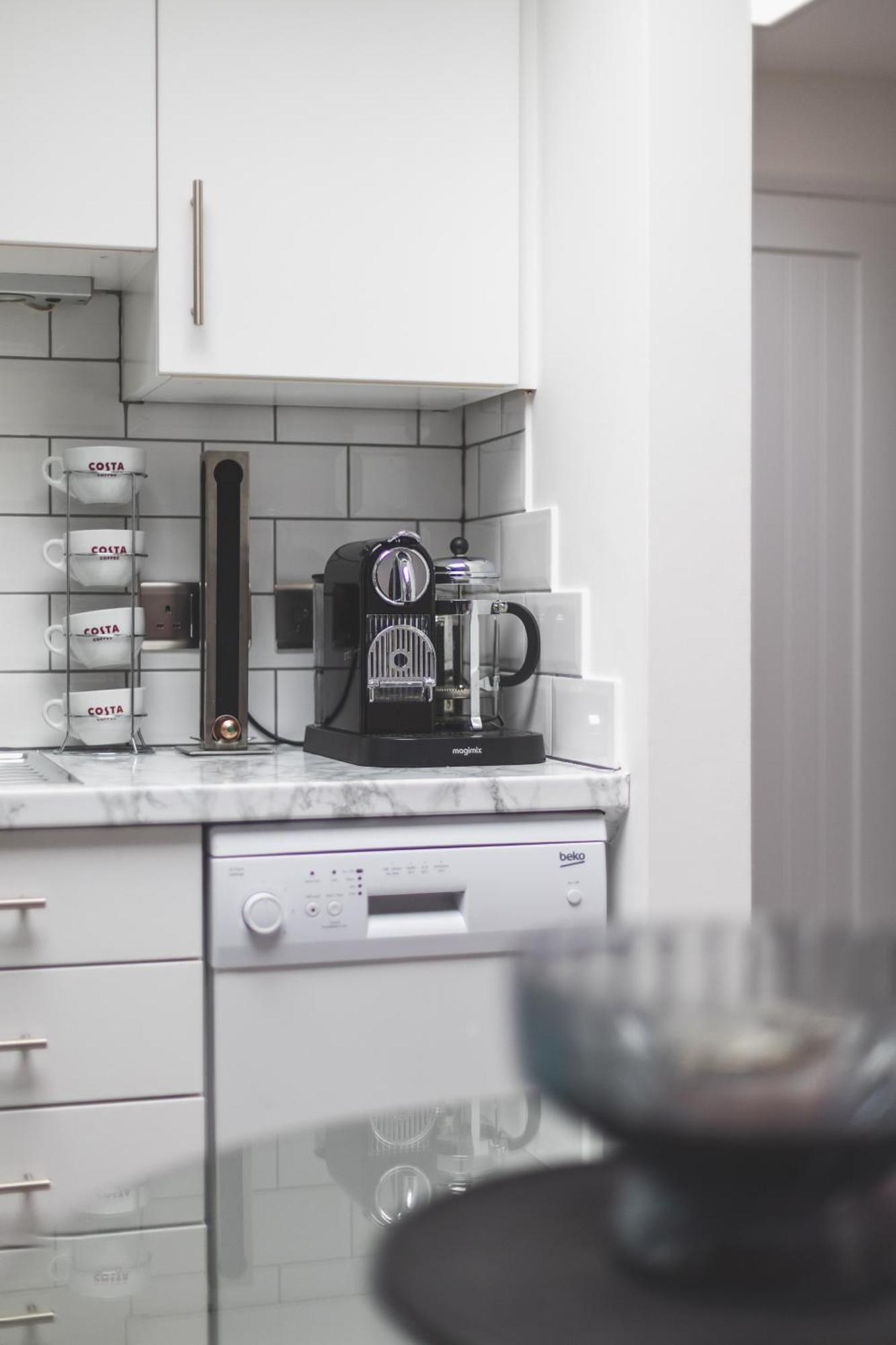 New! Modern 1-br House With Patio & Hottub , Chiswick Appartamento Londra