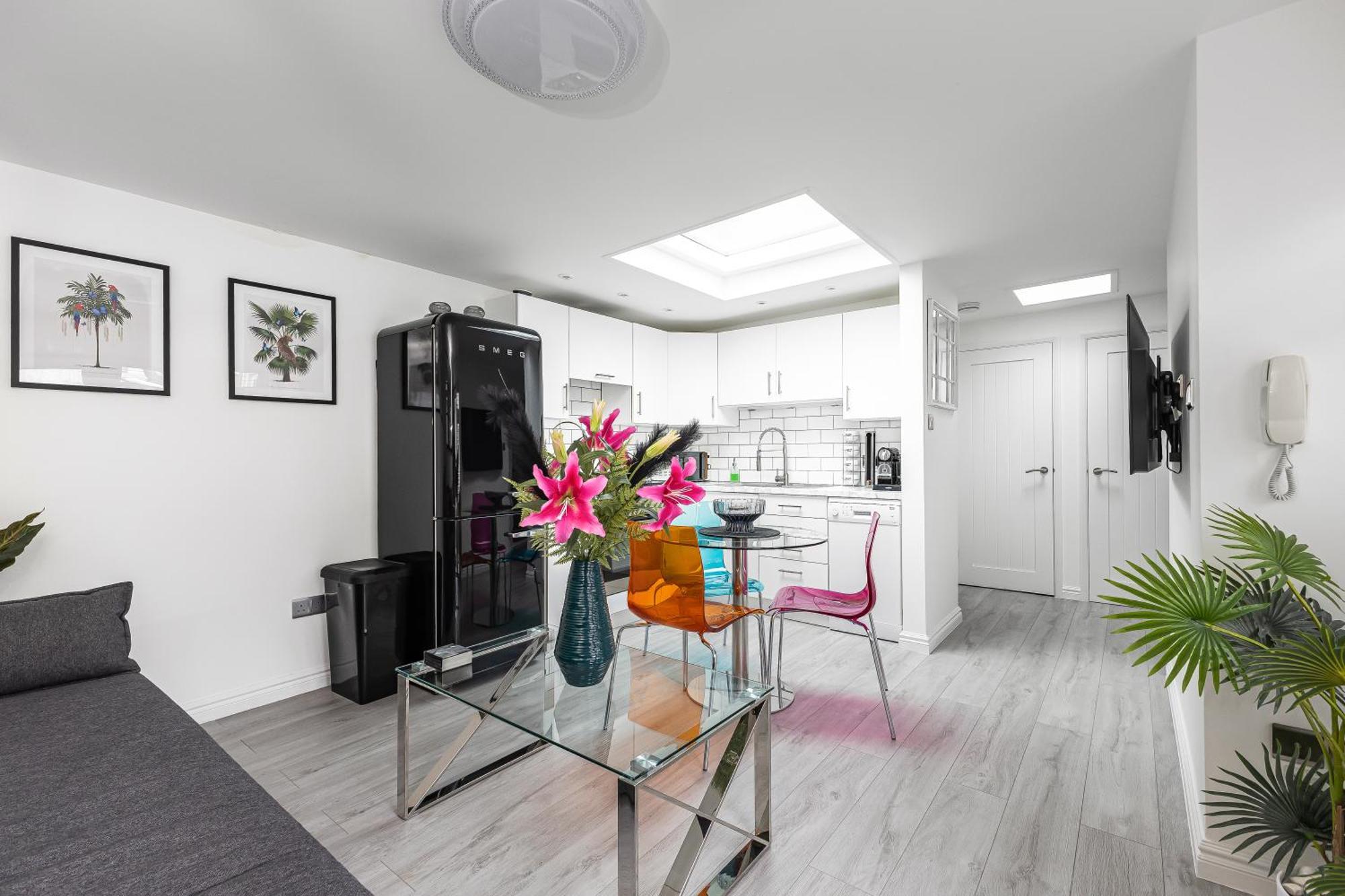 New! Modern 1-br House With Patio & Hottub , Chiswick * Londra