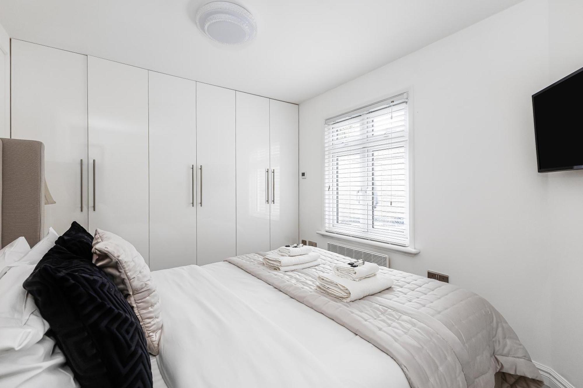 New! Modern 1-br House With Patio & Hottub , Chiswick Appartamento Londra